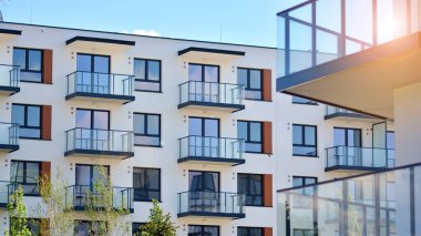 Şehir merkezinde simetrik modern mimarisi olan apartman ve apartman..