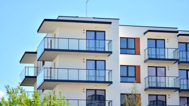 Şehir merkezinde simetrik modern mimarisi olan apartman ve apartman..