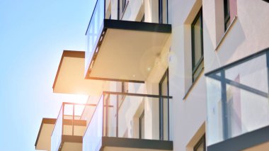 Şehir merkezinde simetrik modern mimarisi olan apartman ve apartman..