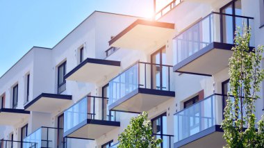 Şehir merkezinde simetrik modern mimarisi olan apartman ve apartman..