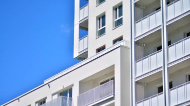 Şehir merkezinde simetrik modern mimarisi olan apartman ve apartman..