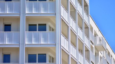 Şehir merkezinde simetrik modern mimarisi olan apartman ve apartman..