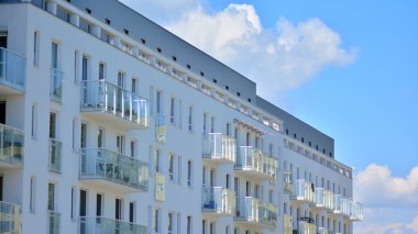 Şehir merkezinde simetrik modern mimarisi olan apartman ve apartman..