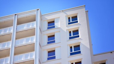 Şehir merkezinde simetrik modern mimarisi olan apartman ve apartman..