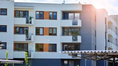 Şehir merkezinde simetrik modern mimarisi olan apartman ve apartman..