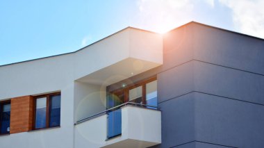 Şehir merkezinde simetrik modern mimarisi olan apartman ve apartman..