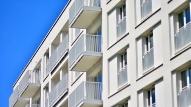 Şehir merkezinde simetrik modern mimarisi olan apartman ve apartman..