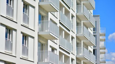 Şehir merkezinde simetrik modern mimarisi olan apartman ve apartman..