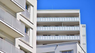 Şehir merkezinde simetrik modern mimarisi olan apartman ve apartman..