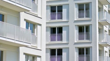 Şehir merkezinde simetrik modern mimarisi olan apartman ve apartman..