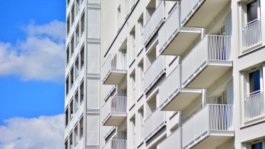 Şehir merkezinde simetrik modern mimarisi olan apartman ve apartman..