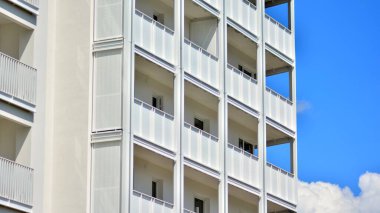 Şehir merkezinde simetrik modern mimarisi olan apartman ve apartman..