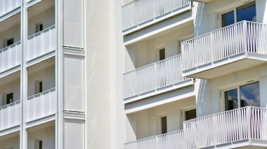 Şehir merkezinde simetrik modern mimarisi olan apartman ve apartman..