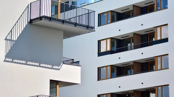 Eigentums Und Mehrfamilienhaus Mit Symmetrischer Moderner Architektur Der Innenstadt — Stockfoto
