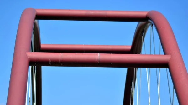 Partes Uma Ponte Metálica Moderna Fecham Contra Céu Azul — Fotografia de Stock