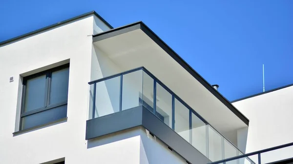 Eigentums Und Mehrfamilienhaus Mit Symmetrischer Moderner Architektur Der Innenstadt — Stockfoto