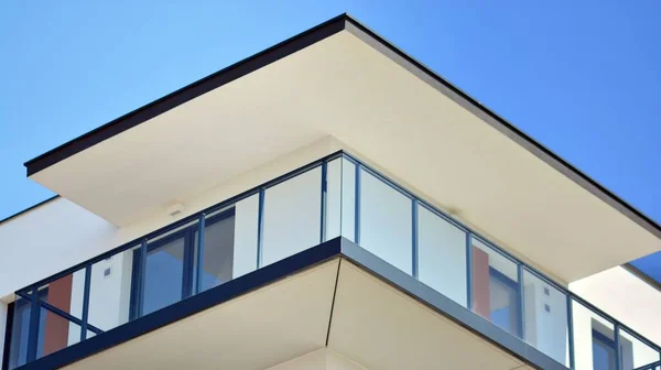Társasház Apartman Épület Szimmetrikus Modern Építészettel Belvárosban — Stock Fotó