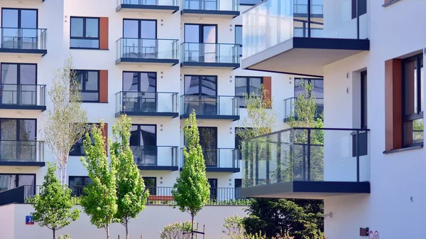 Şehir merkezinde simetrik modern mimarisi olan apartman ve apartman..