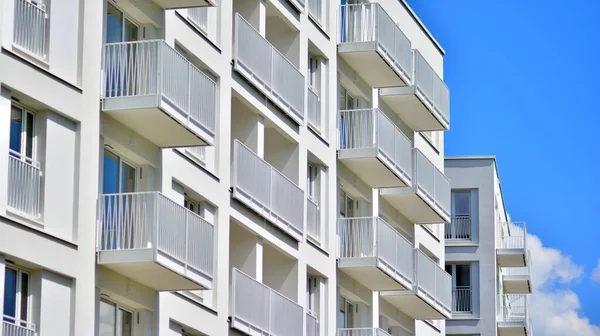 Condominio Edificio Apartamentos Con Arquitectura Moderna Simétrica Centro Ciudad — Foto de Stock