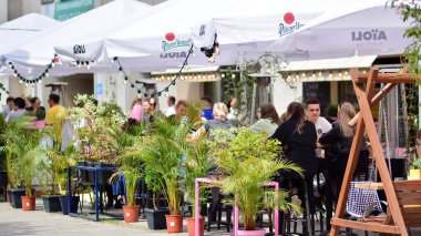 Varşova, Polonya. 3 Haziran 2021. Varşova 'da Swietokrzyska Caddesi' ndeki restoranlar ve yürüyen caddeler 