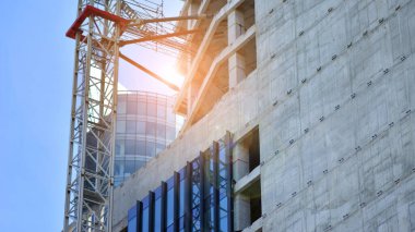 Yüksek binalar yapım aşamasında. Modern ofis binası. Gün doğumu.