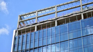 Yüksek binalar yapım aşamasında. Modern ofis binası. Gün doğumu.