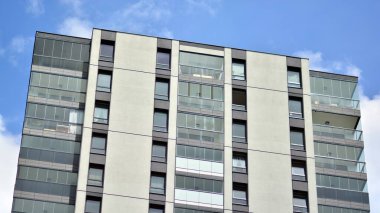 Modern bir konut binasının ön cephesi olan şehir manzarası. Modern Avrupa konut binası.