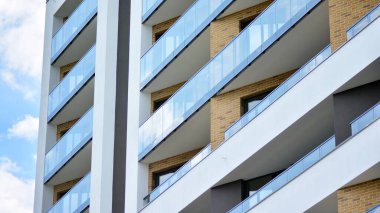Modern bir konut binasının ön cephesi olan şehir manzarası. Modern Avrupa konut binası.
