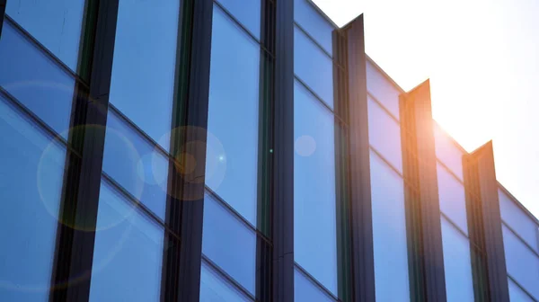 太陽線と現代建築 青空に太陽の光が差し込む明るい晴れた日には ガラスとスチールのファサード ビジネス活動の概念 — ストック写真