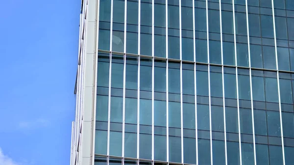 Absztrakt Közelkép Egy Modern Épület Üvegborítású Homlokzatáról Tükröződő Üvegtáblával Borítva — Stock Fotó