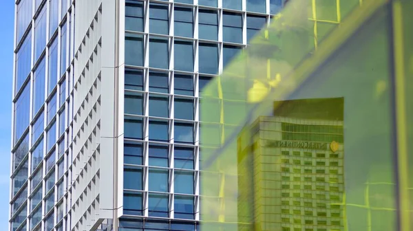 Abstrakcyjne Zbliżenie Szklanej Fasady Nowoczesnego Budynku Pokrytego Odblaskowym Szkłem Płytowym — Zdjęcie stockowe