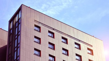  Ön cephenin bir parçası. Cam aynalı ofis binasının ön dokusu. Gündoğumunda ışık, mercekle parlıyor.. 