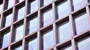 Çağdaş mimarinin soyut bir parçası, camdan ve betondan yapılmış duvarlar. Ticari ofis binası.. 