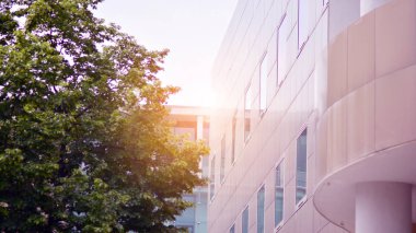  Ön cephenin bir parçası. Cam aynalı ofis binasının ön dokusu. Gündoğumunda ışık, mercekle parlıyor.. 