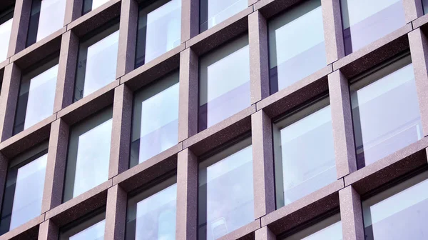 Çağdaş mimarinin soyut bir parçası, camdan ve betondan yapılmış duvarlar. Ticari ofis binası.. 