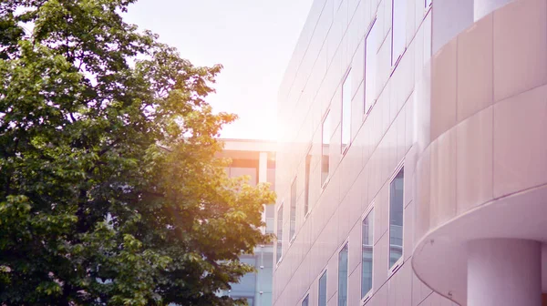  Ön cephenin bir parçası. Cam aynalı ofis binasının ön dokusu. Gündoğumunda ışık, mercekle parlıyor.. 