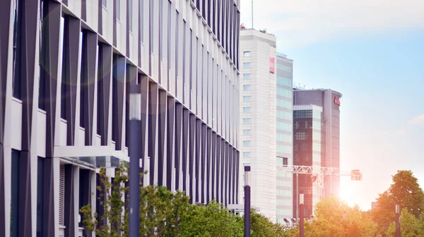  Ön cephenin bir parçası. Cam aynalı ofis binasının ön dokusu. Gündoğumunda ışık, mercekle parlıyor.. 
