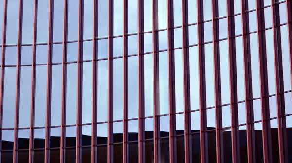 Yansıtıcı Camlarla Kaplı Modern Bir Binanın Cam Kaplamalı Dış Cephesinin — Stok fotoğraf