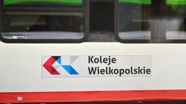 Poznan, Polonya. 4 Haziran 2021. Koleje Wielkopolskie 'yi imzala. Şirket tabelası Koleje Wielkopolskie