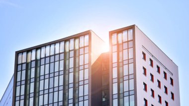 Ön cephenin bir parçası. Cam aynalı ofis binasının ön dokusu. Gündoğumunda ışık, mercekle parlıyor.. 