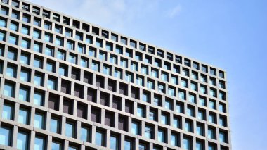 Çağdaş mimarinin soyut parçası, camdan ve betondan yapılmış duvarlar..