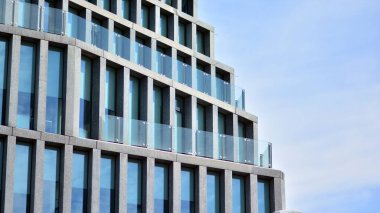 Çağdaş mimarinin soyut parçası, camdan ve betondan yapılmış duvarlar..