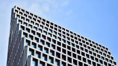 Çağdaş mimarinin soyut parçası, camdan ve betondan yapılmış duvarlar..