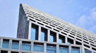 Çağdaş mimarinin soyut parçası, camdan ve betondan yapılmış duvarlar..