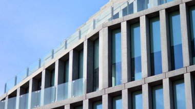 Çağdaş mimarinin soyut parçası, camdan ve betondan yapılmış duvarlar..