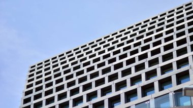 Çağdaş mimarinin soyut parçası, camdan ve betondan yapılmış duvarlar..