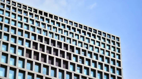 Çağdaş mimarinin soyut parçası, camdan ve betondan yapılmış duvarlar..