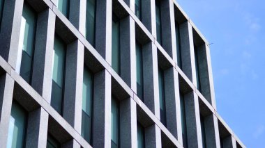 Çağdaş mimarinin soyut parçası, camdan ve betondan yapılmış duvarlar..