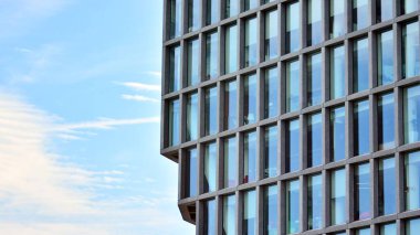 Çağdaş mimarinin soyut parçası, camdan ve betondan yapılmış duvarlar..