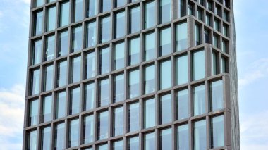 Çağdaş mimarinin soyut parçası, camdan ve betondan yapılmış duvarlar..